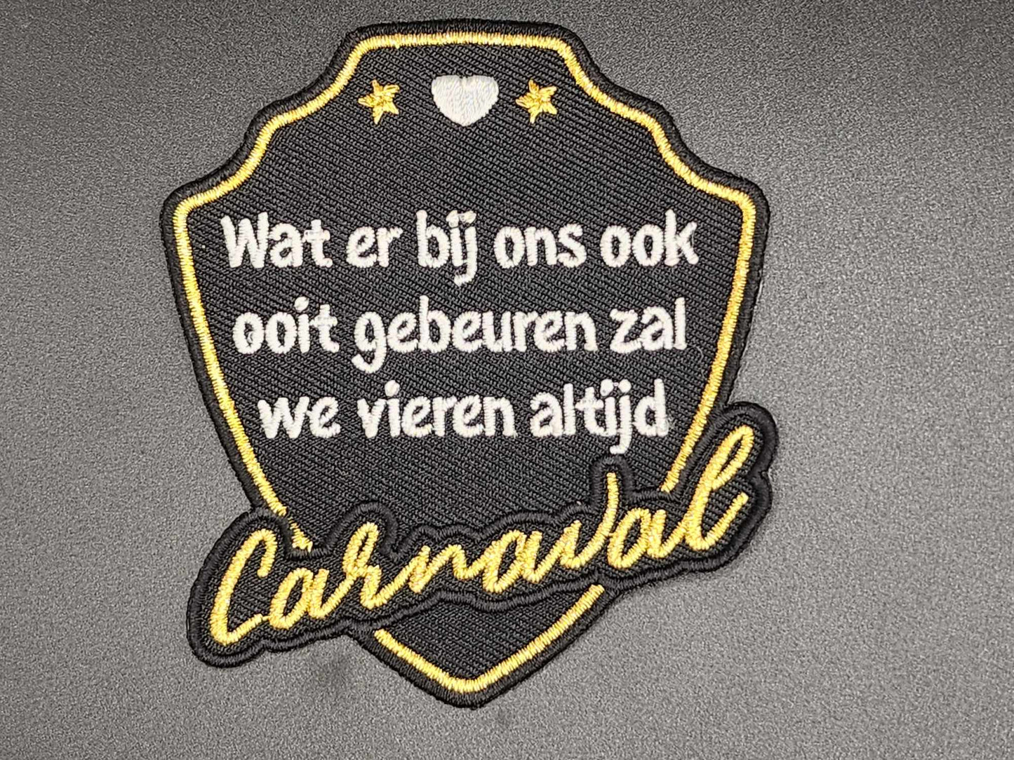 embleem 'Wat er bij ons ook ooit gebeuren zal, we vieren altijd carnaval!''
