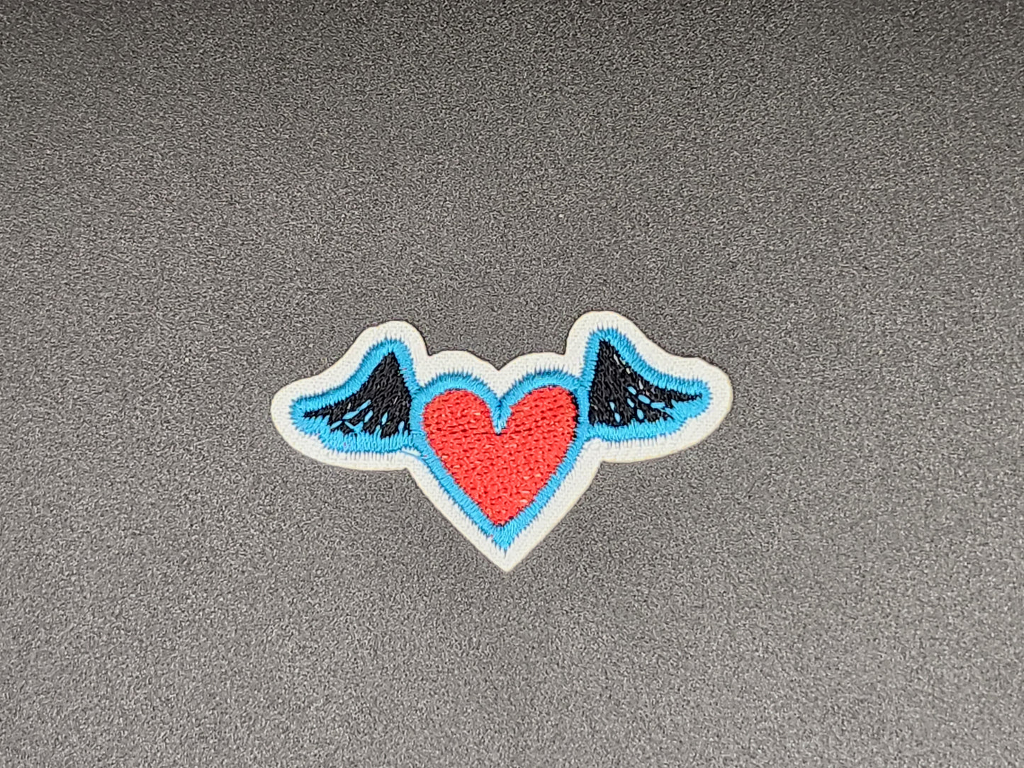 Embleem hartje met vleugels