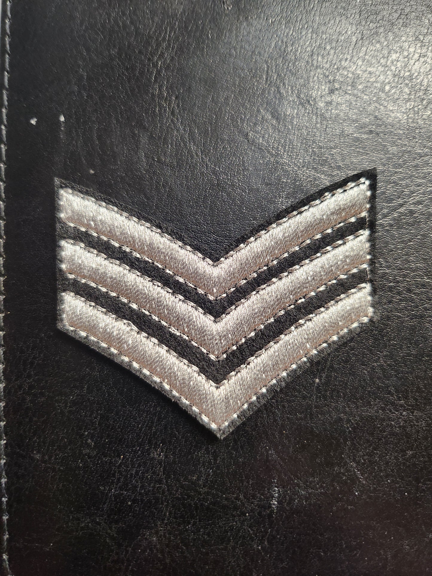 Embleem sergeant strepen zilver