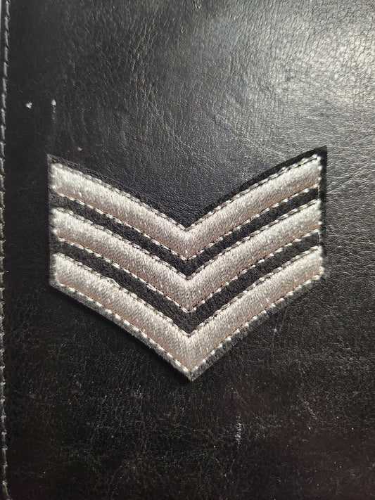 Embleem sergeant strepen zilver