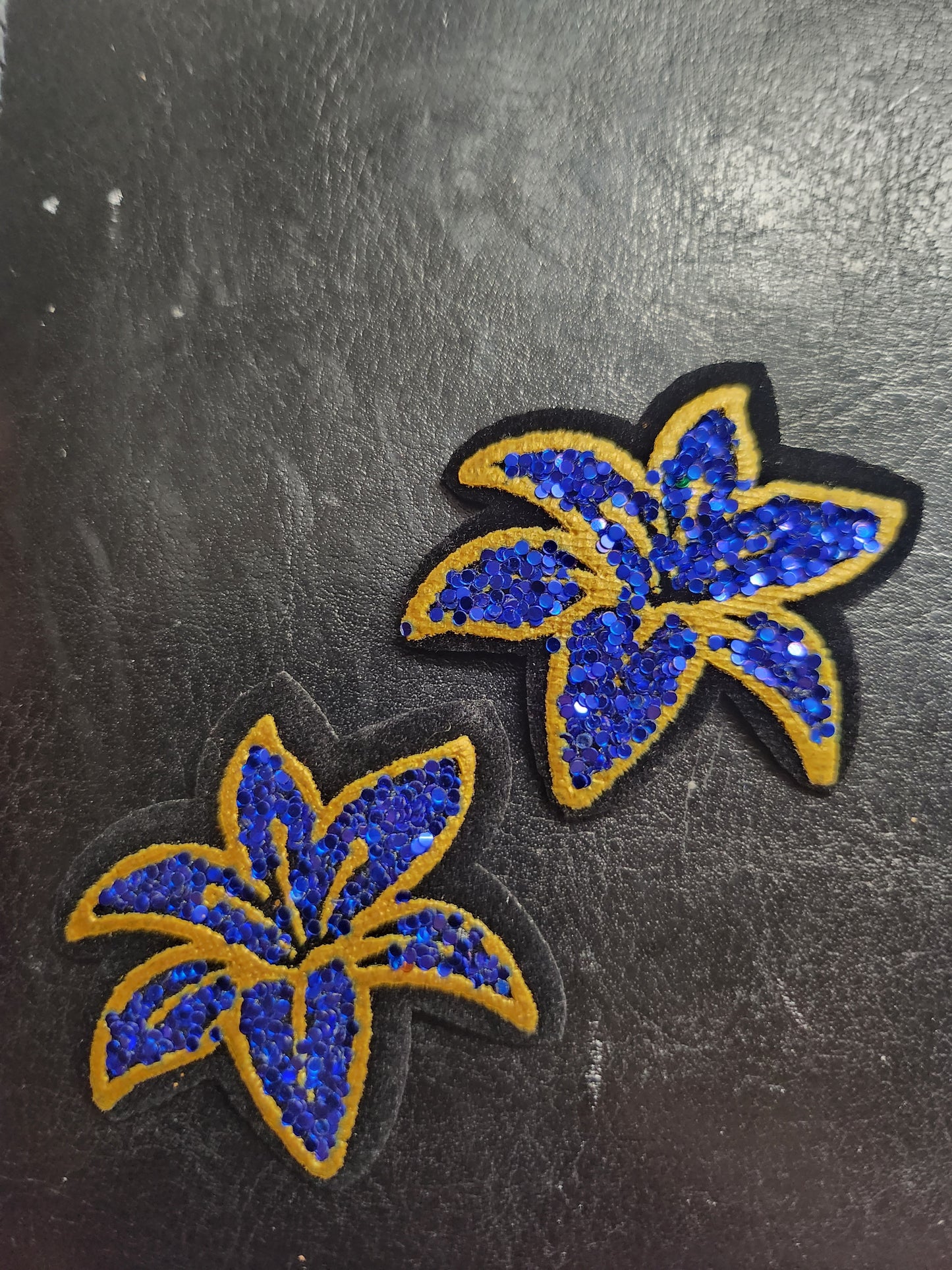 Embleem 2 stuks glitter bloem blauw/goud