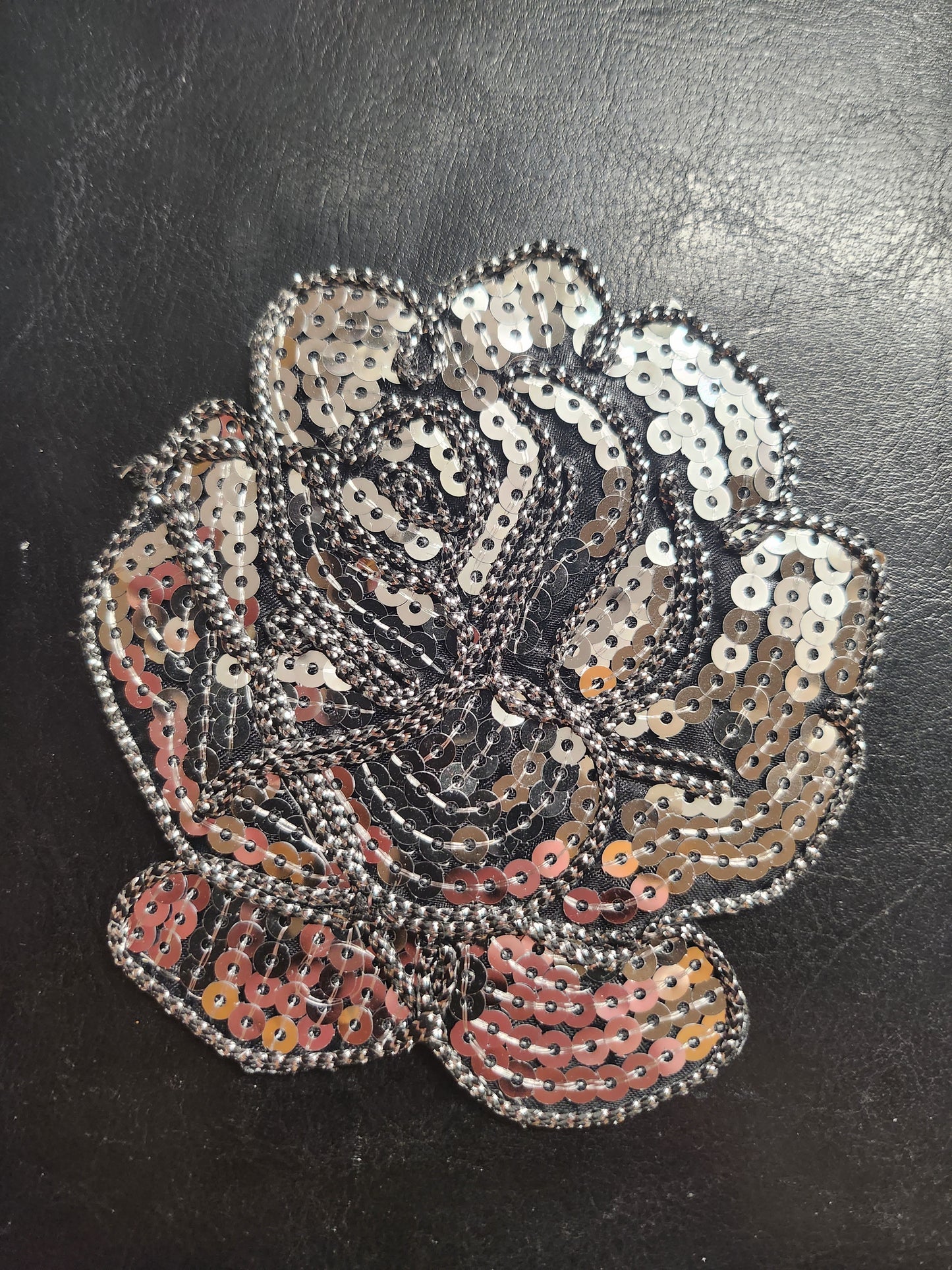 Embleem pailletten roos zilver