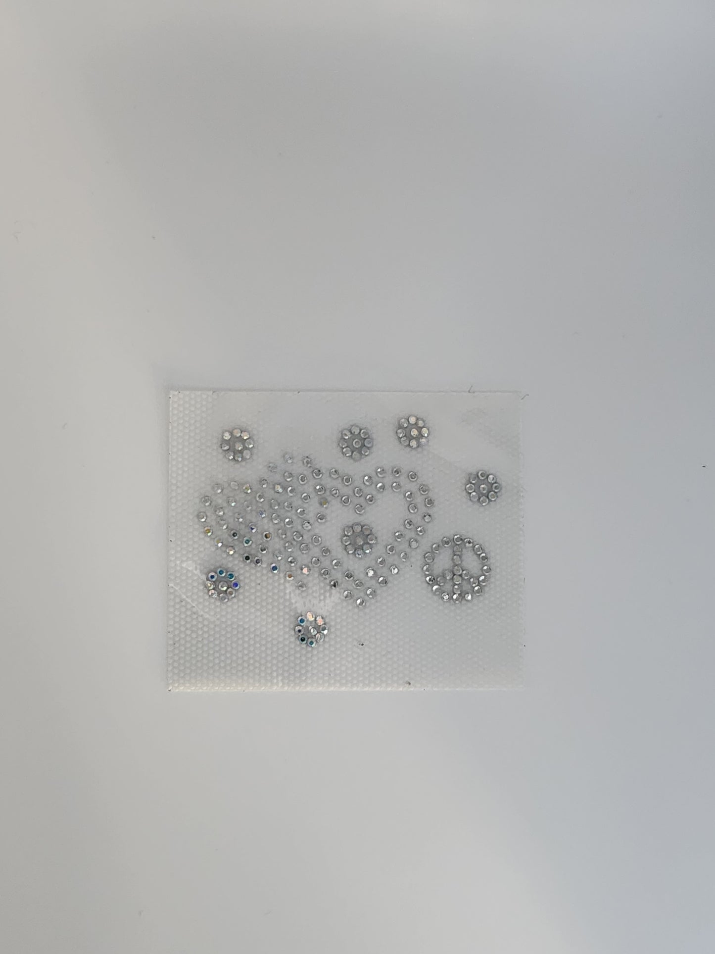 Strass embleem hartje met peace zilver